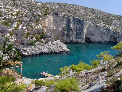 Ξήλωσαν παράνομη εξέδρα του Δήμου Ζακύνθου