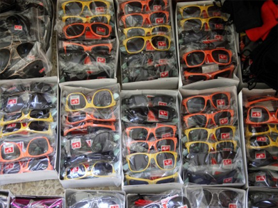 Γυαλιά ηλίου «μαϊμού» κατέκλυσαν τη Λάρισα