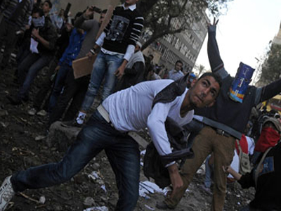 Αίγυπτος: Διαδηλωτές πετροβόλησαν το αυτοκίνητο του πρωθυπουργού