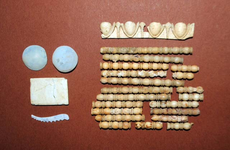 Οστέινα και γυάλινα διακοσμητικά στοιχεία του φερέτρου που βρέθηκαν εντός του τάφου
