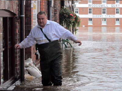 Πλημμύρες παρέλυσαν τη Βρετανία