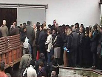 Περιμένοντας στην ουρά για λίγο ρύζι…