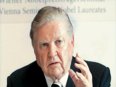 Μαντέλ: Είκοσι χρόνια πίσω η Ελλάδα αν βγει από το ευρώ