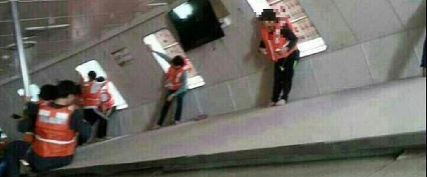 «Το πλοίο βυθίζεται» έγραψε ο νεαρός, ο οποίος ακόμη αγνοείται. Στις εικόνες απεικονίζονται εγκλωβισμένοι επιβάτες, πολλοί από τους οποίους δεν φορούν σωσίβια, λίγα λεπτά πριν από τη βύθιση του πλοίου.