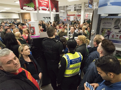 Στη σκιά διαδηλώσεων οι εκπτώσεις της «Μαύρης Παρασκευής» στις ΗΠΑ