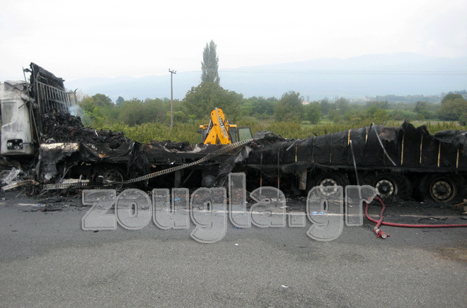 Μετά την πρόσκρουση η νταλίκα πήρε φωτιά