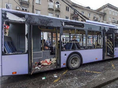 Oκτώ νεκροί από την πτώση οβίδας σε τρόλεϊ στην Ουκρανία