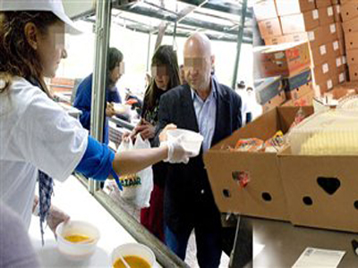 Στην ουρά για ένα πιάτο φασολάδα