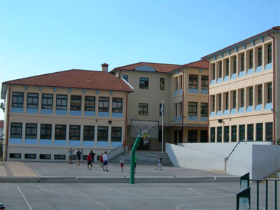 Τη «στήνουν» έξω από σχολεία και πλησιάζουν μαθητές