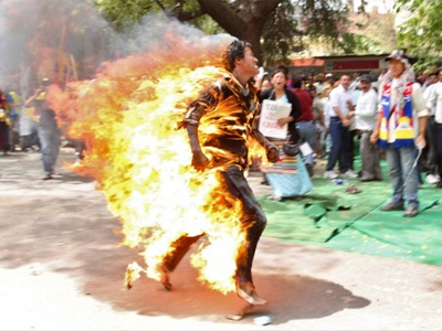 Δύο Θιβετιανοί  υποκινούσαν άλλους να αυτοπυρποληθούν