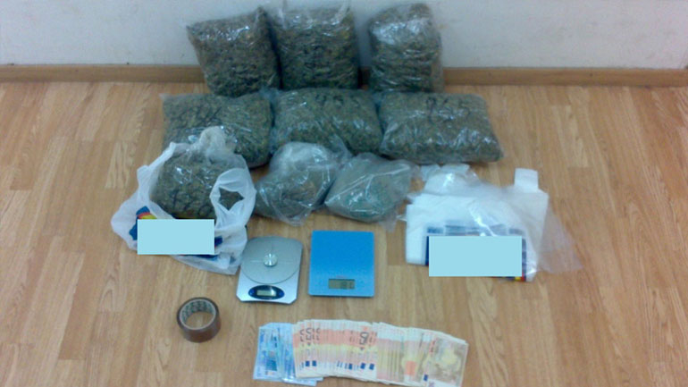 Ζευγάρι συνελήφθη να μεταφέρει σε ειδική κρύπτη αυτοκινήτου 3,5 κιλά ηρωίνης