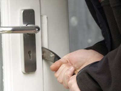 Πήρε την κόρη της και πήγαν για… διάρρηξη