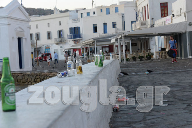 Έλλειψη παιδείας... Σκουπίδια μετά από μία βραδιά ξεφαντώματος