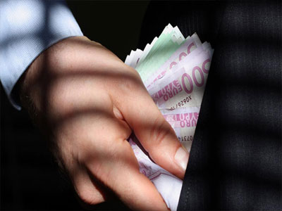 Προϊσταμένη τράπεζας υπεξαίρεσε 2 εκατ. ευρώ