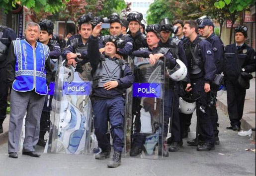 Οι Τούρκοι αστυνομικοί μπορούν να απωθούν με τον πλέον σκληρό τρόπο τους διαδηλωτές και ταυτόχρονα να βγάζουν και selfie...