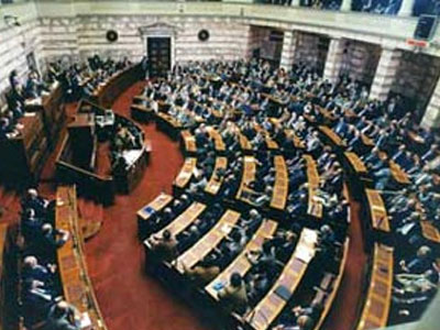 H αποζημίωση της διευθύντριας άναψε φωτιές