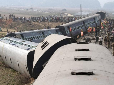 Μακραίνει η λίστα των νεκρών από τον εκτροχιασμό τρένου στην Αίγυπτο