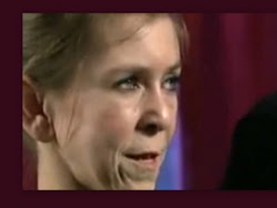 Είναι έφηβη και μοιάζει να είναι σε προχωρημένη ηλικία Είναι έφηβη και μοιάζει να είναι σε προχωρημένη ηλικία