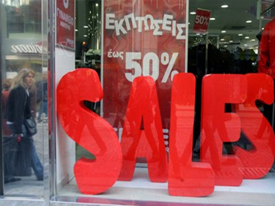 Καταστηματάρχες με το βλέμμα στραμμένο στις εκπτώσεις