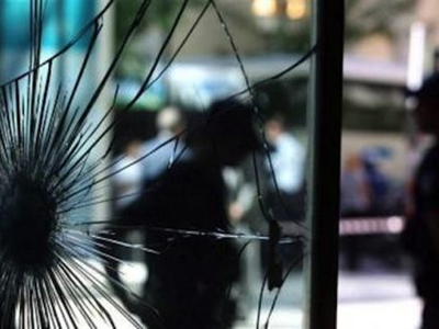 Στο γραφείο τελετών με πιστόλι και ρόπαλα Στο γραφείο τελετών με πιστόλι και ρόπαλα