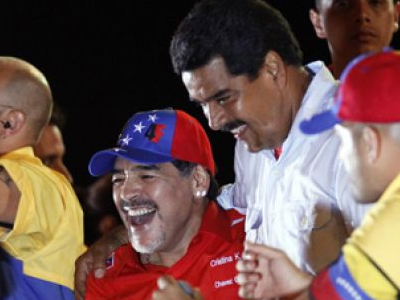 Ο Μαραντόνα στηρίζει τη συνέχιση του Τσάβες Ο Μαραντόνα στηρίζει τη συνέχιση του Τσάβες