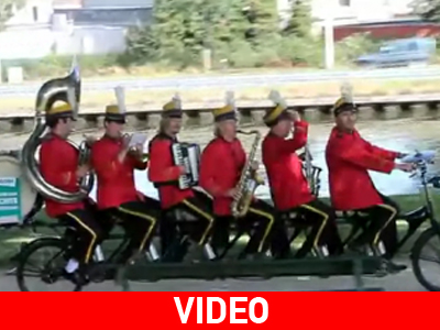 Βέλγιο: Κινούμενη μπάντα πάνω σε ποδήλατο Βέλγιο: Κινούμενη μπάντα πάνω σε ποδήλατο