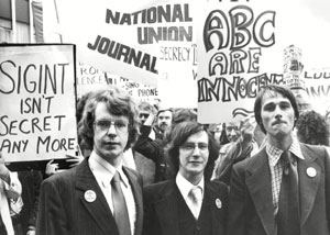 O Ντ. Κάμπελ (αριστερά) με τους συγκατηγορουμένους του Κρίσπιν Όμπρεϊ και Τζον Μπέρι, σε διαδήλωση υπέρ της αθώωσής τους