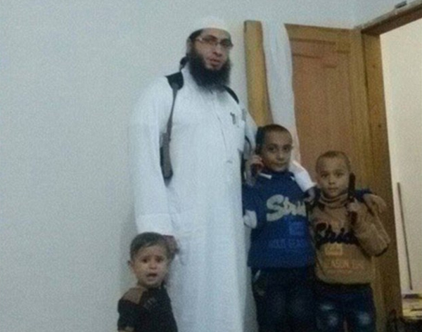 Με τους γιους του - και τα όπλα τους