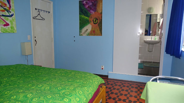 Απλότητα και βραζιλιάνικο χρώμα στα δωμάτια του Μπαμπιλόνια