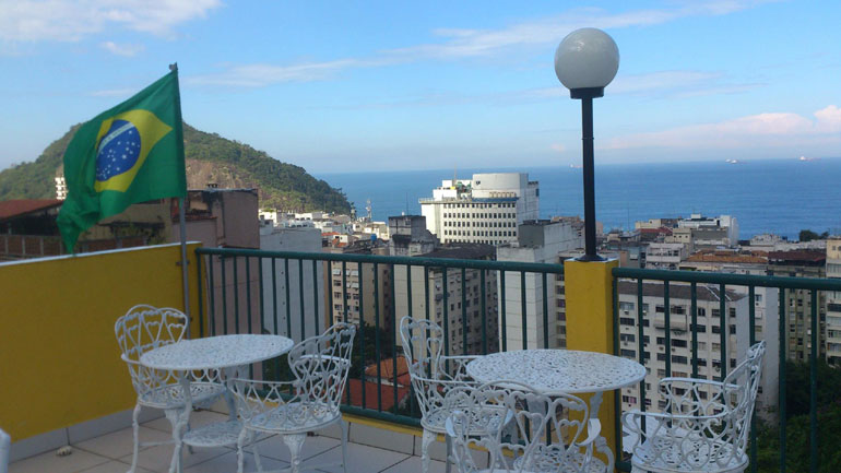 Στη βεράντα του ξενώνα Μπαμπιλόνια