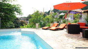 Για όσους βαριούνται να κατηφορήσουν ως την παραλία, η Κάζα Κουλ Μπινς διαθέτει και πισίνα