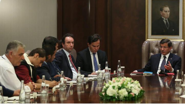 Τουρκία: Συνάντηση Νταβούτογλου με Σύρους πρόσφυγες