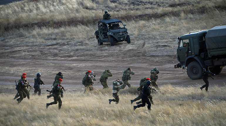 Ρώσοι στρατιώτες συμμετέχουν στην άσκηση Κέντρο-2015