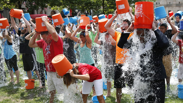 Τι απέφερε τελικά η περσινή… μόδα του Ice Bucket Challenge;