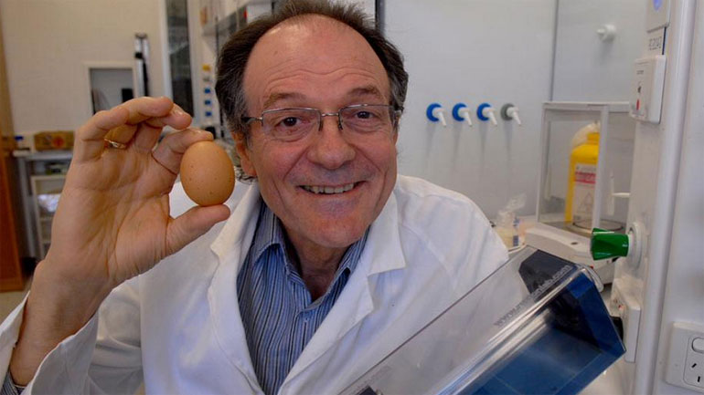 O εικονιζόμενος Αυστραλός επιστήμονας κατάφερε να ξε-βράσει (!) ένα αβγό!