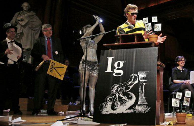 Στο όνομα της επιστήμης, αυτός ο ερευνητής τσιμπήθηκε 200 φορές από μέλισσες