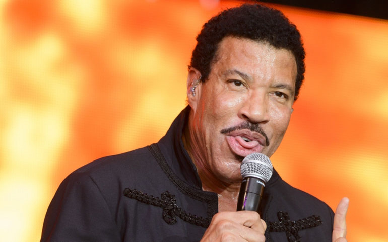 Σύμφωνα με τα βρετανικά μέσα, ο Lionel Richie έκανε μέχρι και τους... σεκιουριτάδες να χορέψουν!