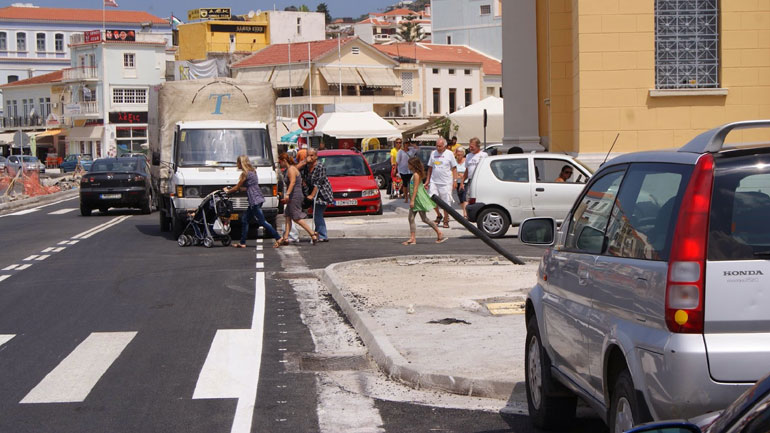 Σάμος: ΙΧ πάτησε πεζό πάνω στο πεζοδρόμιο
