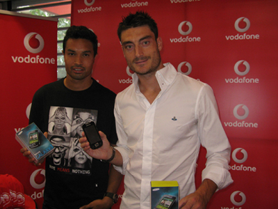 Τέσσερις «ερυθρόλευκοι» στη Vodafone στο Πασαλιμάνι Τέσσερις «ερυθρόλευκοι» στη Vodafone στο Πασαλιμάνι