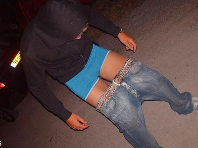 Συνελήφθησαν επειδή κατέβασαν τα παντελόνια τους