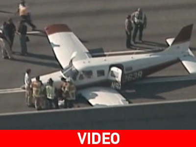 Αεροπλάνο προσγειώθηκε σε αυτοκινητόδρομο Αεροπλάνο προσγειώθηκε σε αυτοκινητόδρομο