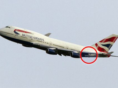 Απογειώθηκε με το χερούλι της πόρτας να κρέμεται Απογειώθηκε με το χερούλι της πόρτας να κρέμεται