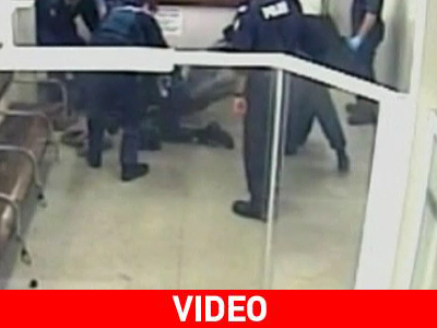 Τον έπληξαν 13 φορές με όπλο «τέιζερ» Τον έπληξαν 13 φορές με όπλο «τέιζερ»