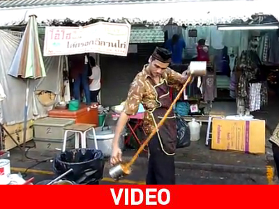 Ακροβατικά με Iced Tea στην Μπανγκόκ