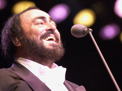 Διχάζει ένα άγαλμα του Λουτσιάνο Παβαρότι