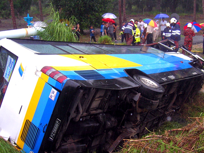 Λεωφορείο έπεσε σε χαράδρα