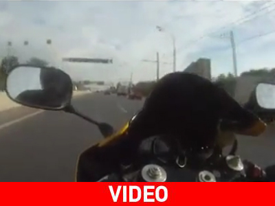 Επικίνδυνοι ελιγμοί με μηχανή σε πολυσύχναστους δρόμους Επικίνδυνοι ελιγμοί με μηχανή σε πολυσύχναστους δρόμους