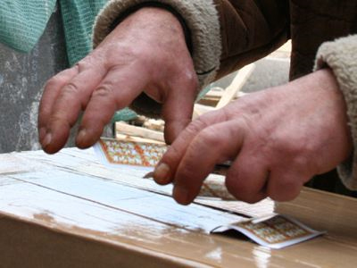 Παίζουν τον παπά στην παιδική χαρά των ομολόγων