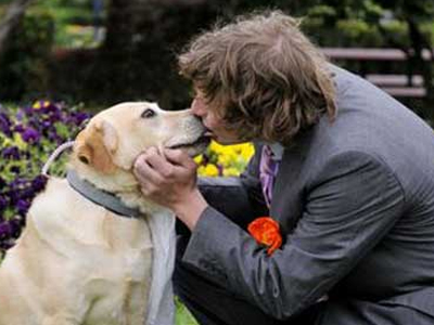 Τι έπαθαν οι άντρες και παντρεύονται… σκύλους; Τι έπαθαν οι άντρες και παντρεύονται… σκύλους;