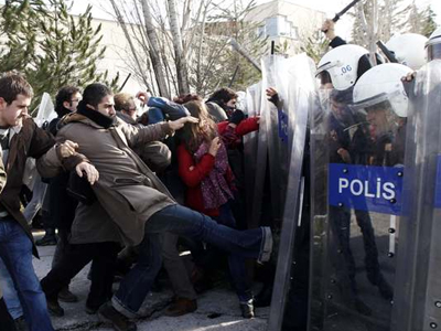 Βίαιες συγκρούσεις μεταξύ φοιτητών και αστυνομικών στην Άγκυρα Βίαιες συγκρούσεις μεταξύ φοιτητών και αστυνομικών στην Άγκυρα
